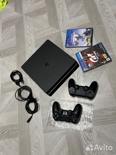 Sony PS4 Slim 1tb +2 геймпада и 2 диска