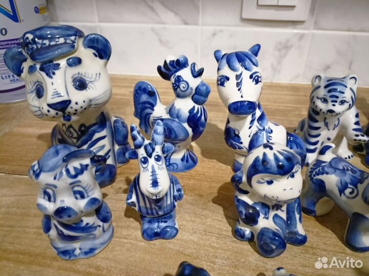 Фигурки и кружка гжель