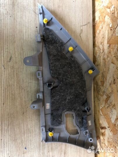 Накладка крышки багажника задняя правая Ssangyong