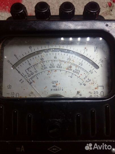 Старинный измерительный прибор мультиметр