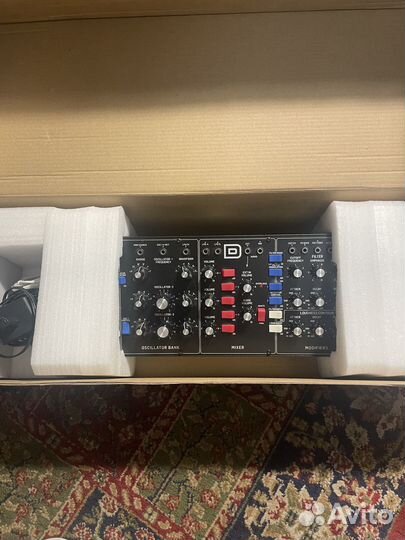 Синтезатор Behringer Model D