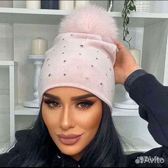 Велюровая шапка со стразами