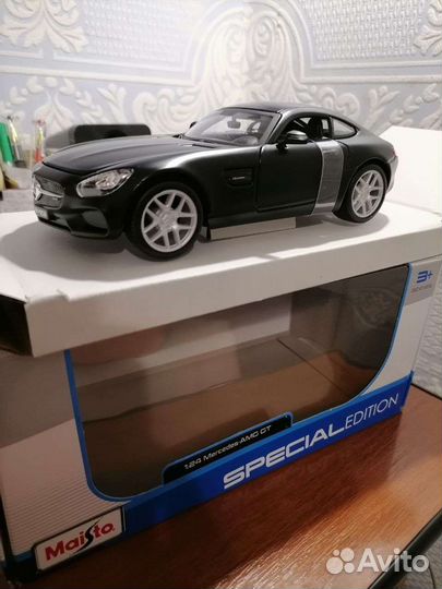 Модель автомобиля в масштабе 1:24 в металле