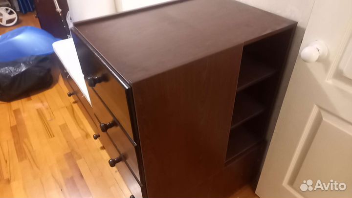 Детская кровать и комод с пелинальным столиком