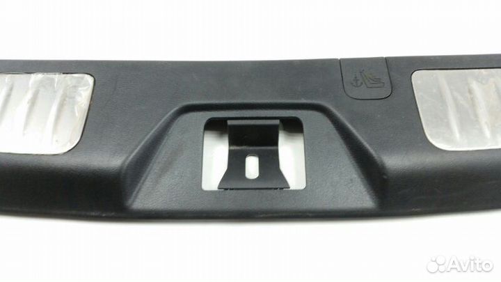 Накладка на замок багажника Nissan Patrol Y62