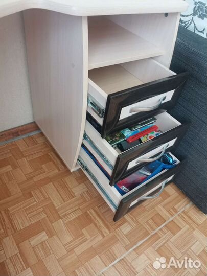 Письменный стол для школьника угловой