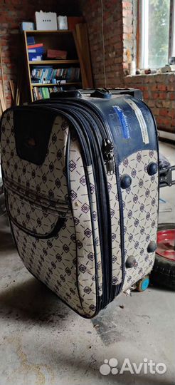 Чемодан с ручкой и колёсиками