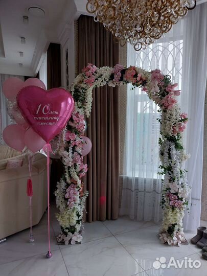 Арка из декоративных цветов