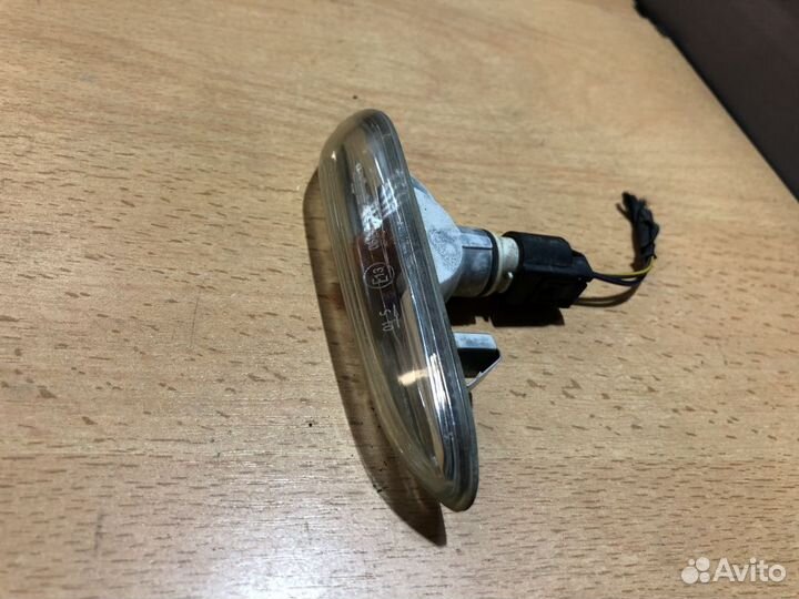 Поворотник правый BMW E60 дорест