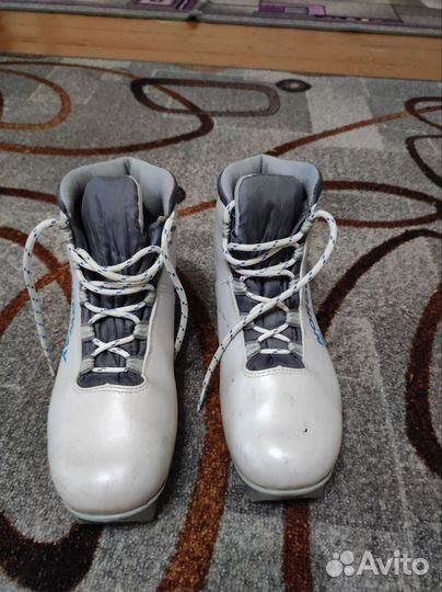 Лыжные ботинки и палки