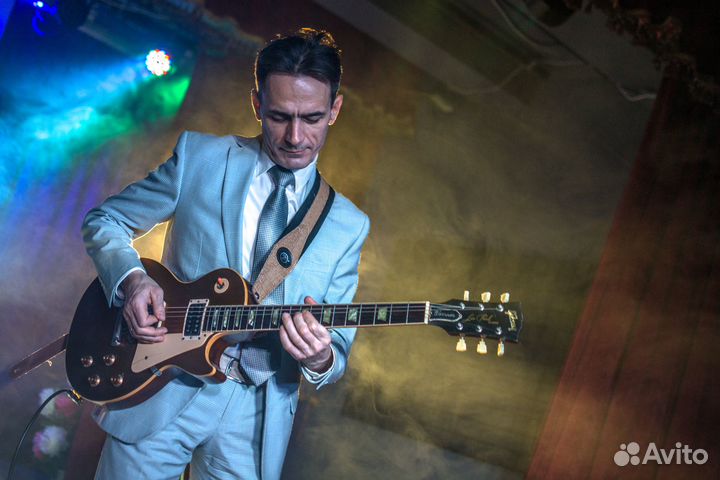 Гитарист на мероприятие. Золотая электрогитара