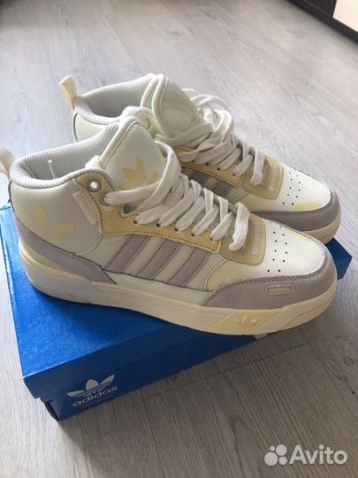 Кроссовки женские