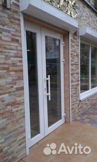 Стеклянная пластиковая дверь