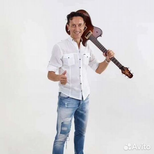 Певец,Гитарист на мероприятие