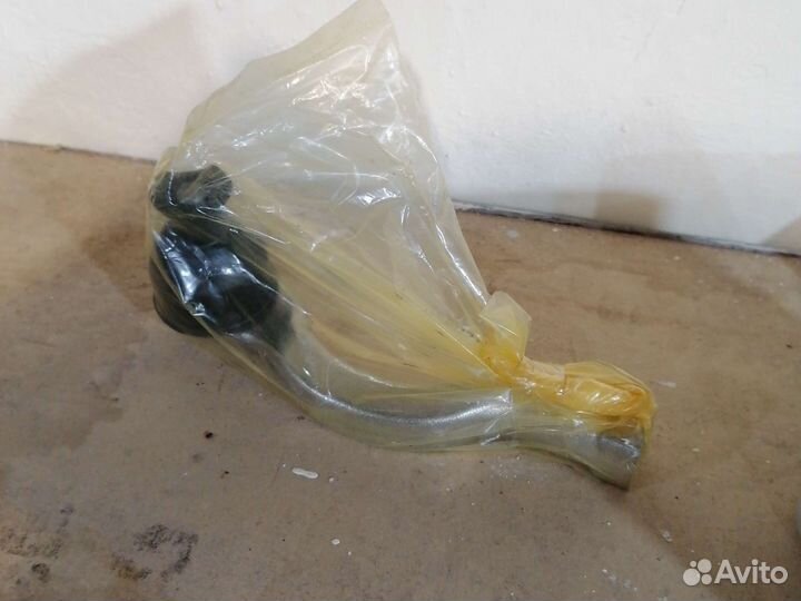 Рулевой наконечник лев. L200