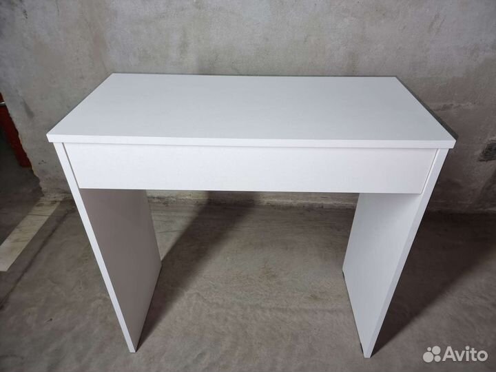 Стол с выдвижным ящиком