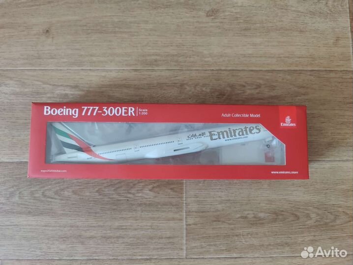 Модель самолета Boeing 777-300ER Emirates 1:200