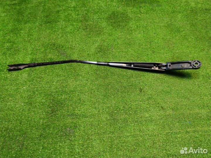 Поводок стеклоочистителя передний правый Skoda