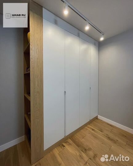 Шкаф с встроенной гладильной доской