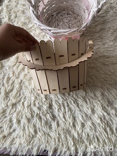 Плетенная корзина и ведро пасхальный