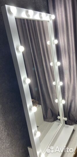 Гримерное зеркало на колесиках