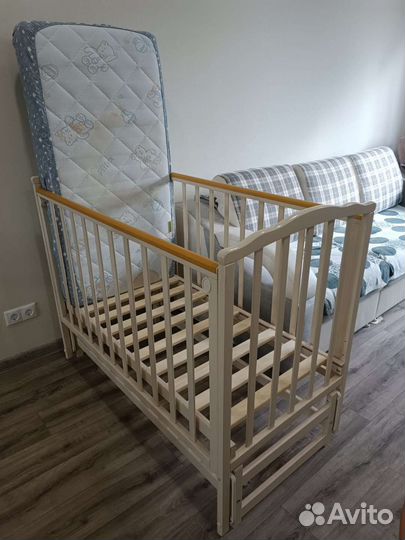 Детская кроватка с маятником