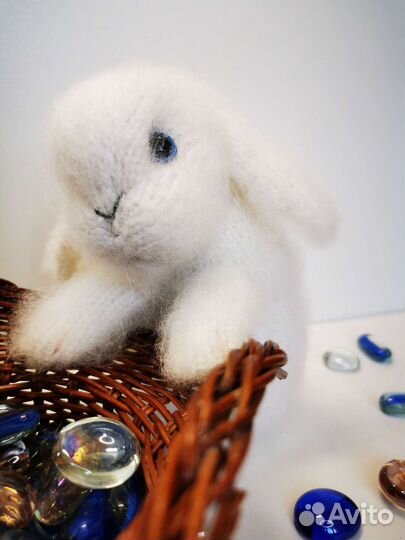 Кролик (заяц) вязаный в сумочке