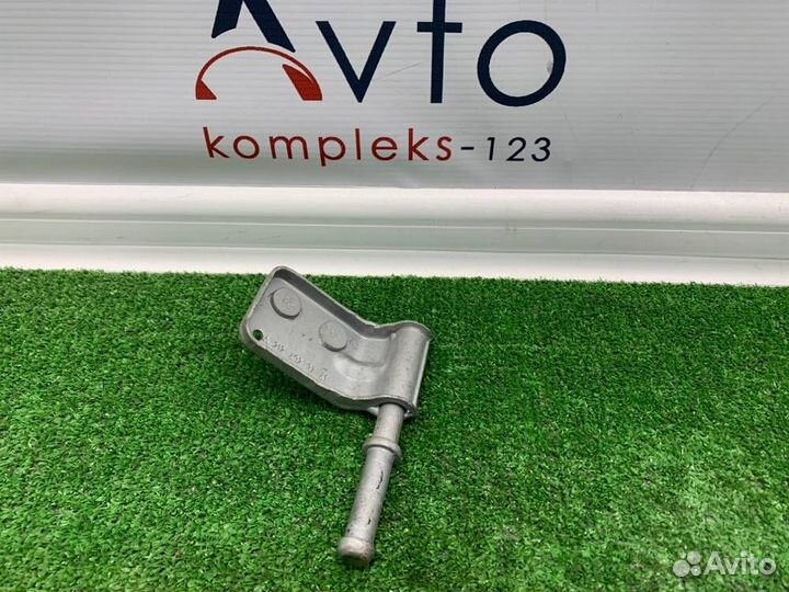 Кронштейн глушителя Mercedes-Benz E-350 W212