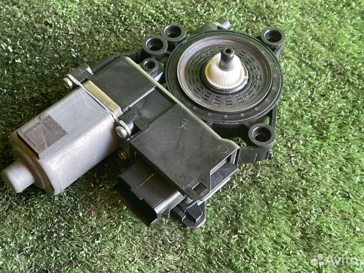 Моторчик стеклоподъемника передний правый Hyundai