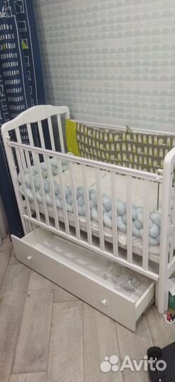 Кроватка для новорожденных с маятником