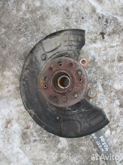 Кулак поворотный передний правый W251 R-klasse A25