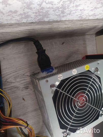 Игровой компьютер с монитором и клавиатурой