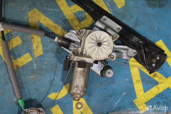 Передний левый стеклоподъемник Ford Focus 1