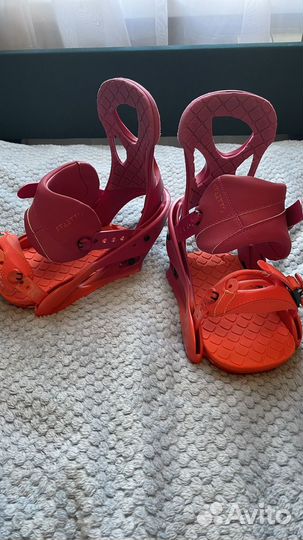 Сноуборд с креплениями и ботинками