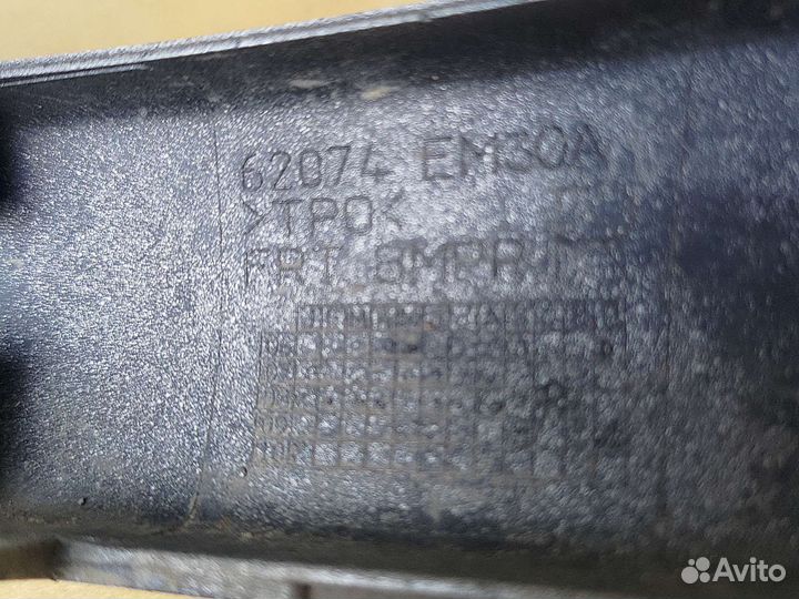 Молдинги переднего бампера Ниссан Тиида с11