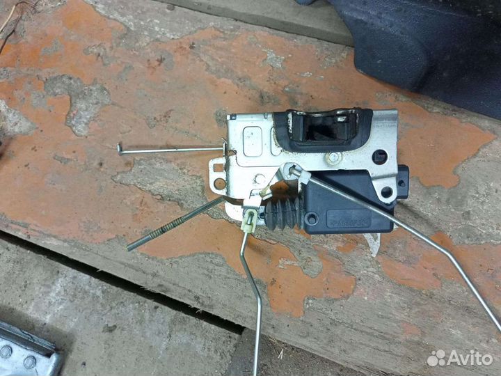 Замок двери renault logan