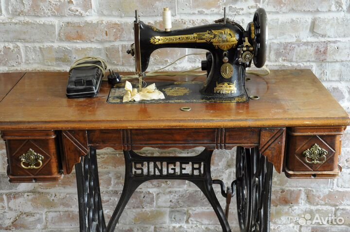 Старинная швейная машинка 