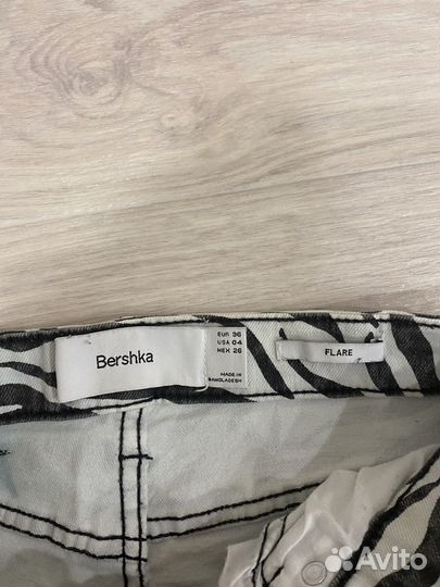 Джинсы клеш bershka женские