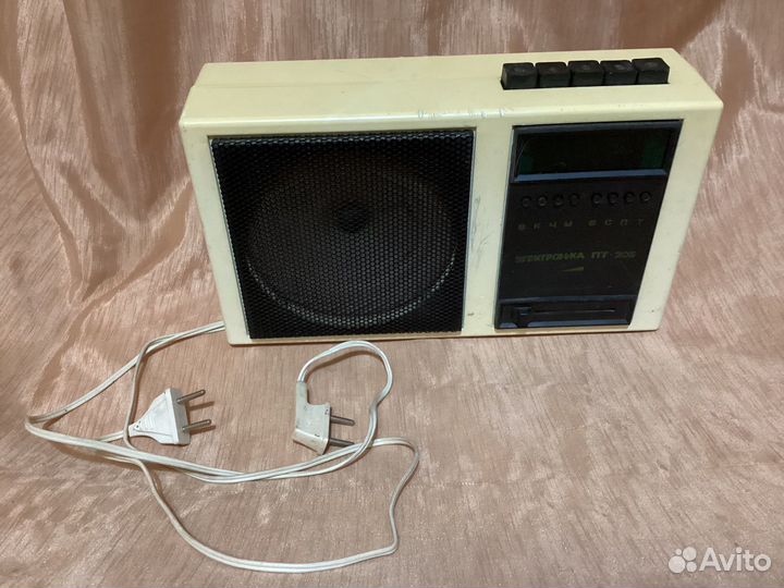 Приемник. Часы. Трехпрограмный