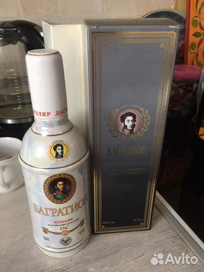 Пустые коробки и бутылки алкогольные