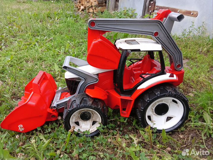 Игрушечный трактор