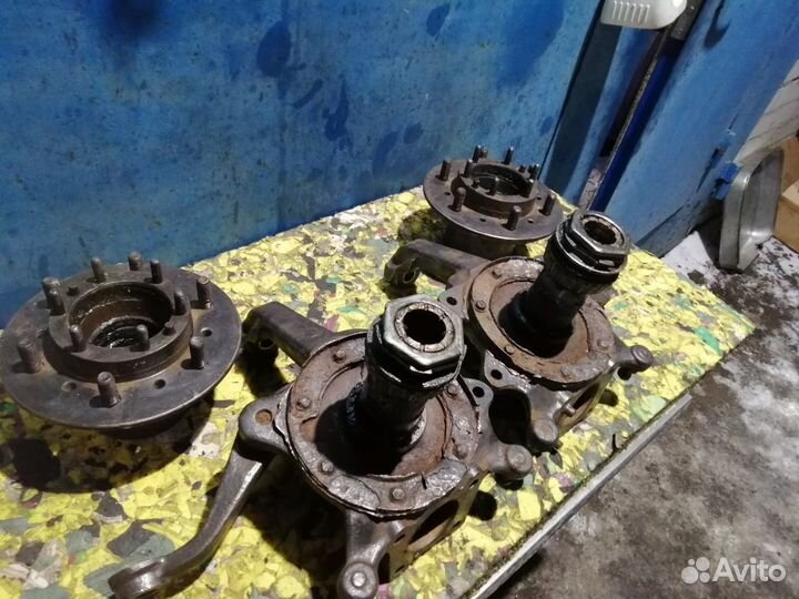 Кулак поворотный передний Toyota Hilux Surf 130