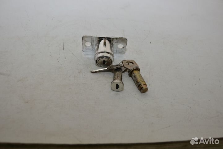 Личинки с замком дверей багажника ваз 21099