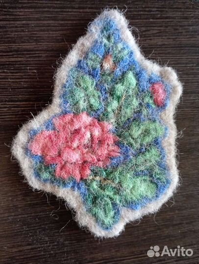 Уникальная валяная брошь