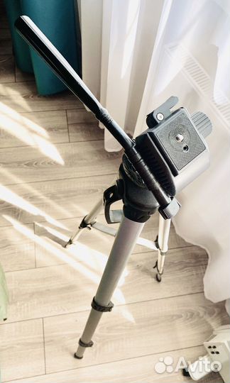 Штатив для фотоаппарата или видеокамеры