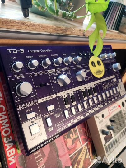 Behringer td 3 фиолетовый