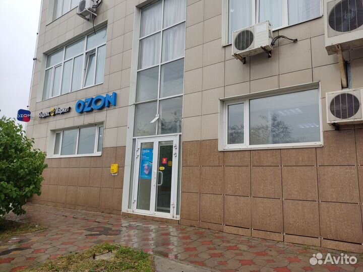 Сотрудник пункта выдачи заказов