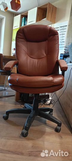 Офисное кожаное кресло