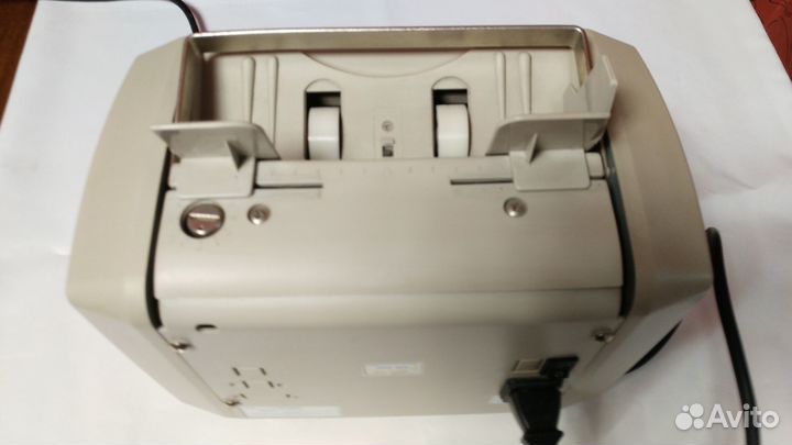 Счетчик банкнот Laurel J-700. Япония