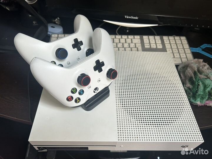 Xbox One s 1tb 2 геймпада с играми